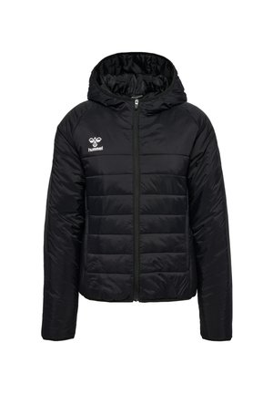 Veste rembourrée noire avec capuche, fermeture éclair sur le devant, logo Hummel en blanc, mettant en avant des coutures horizontales contrastantes et une texture de tissu lisse.