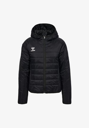 Svart vadderad jacka med huva, frontdragkedja, Hummel-logga i vitt, med kontrasterande horisontell sömnad och slät tygstruktur.