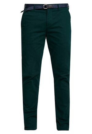 Donkergroene slim-fit broek met voorzakken en rits, gecombineerd met een donkerblauwe geweven riem met een zilveren gesp.