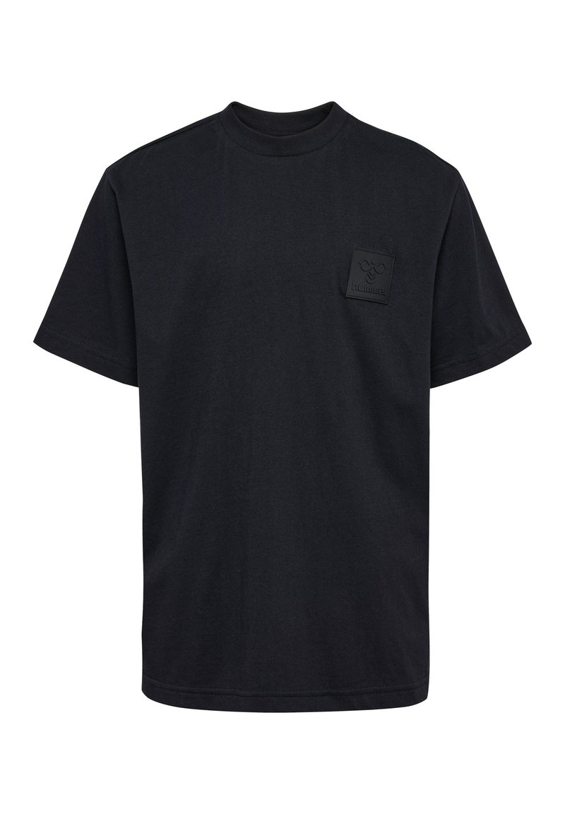 Sort kortærmet t-shirt lavet af bomuld, med en firkantet gummipatch på venstre bryst med prægede logo detaljer. Klassisk crew neck design.