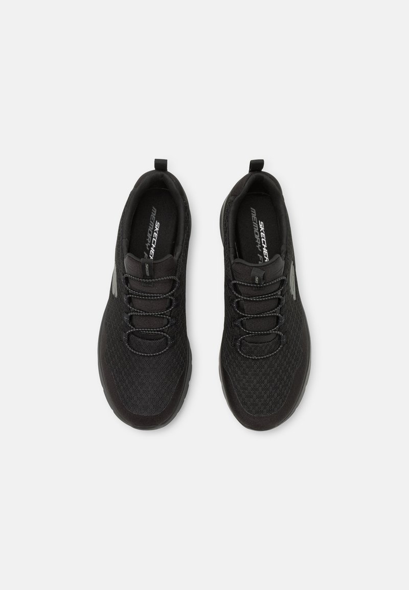 Schwarze Sport Schuhe mit einem Mesh-Obermaterial, strukturiertem Design, ovaler Zehenpartie, elastischen Schnürsenkeln und einer Lasche an der Rückseite. Verfügt über eine "Memory Foam" Einlegesohle.
