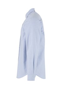 Chemise habillée à manches longues bleu clair avec poignets boutonnés et une poche poitrine unique, présentée de profil sur un fond blanc.