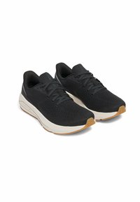 Baskets noires de sport avec une tige en mesh respirant, un design à lacets, une intermédiaire rembourrée blanche et une semelle extérieure en caoutchouc brun clair.
