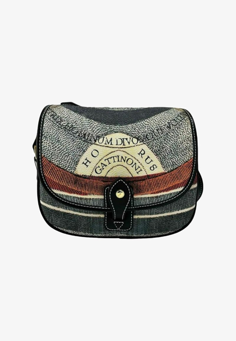 Bolso mensajero de lona con un patrón texturizado, que presenta un cierre con solapa, ribetes negros y acentos en tonos de rojo y beige.