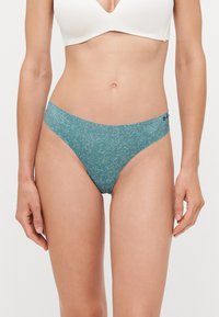 Türkis-patterniga bikiinipüksid, millel on sile ja veniv kangas ning madal talje. Omab peent tekstuuri ja minimalistlikke disaine detaile.