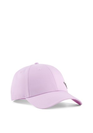 Casquette de baseball violet clair avec une visière incurvée et un petit logo métallique sur le côté, présentée sur fond blanc.