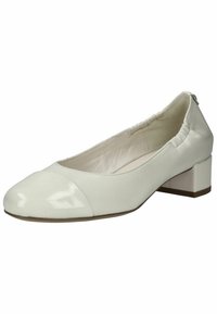 Weiße Leder-Ballerinas mit einer glänzenden Zehenkappe und einem niedrigen Blockabsatz. Glatte Textur mit gerafften Kanten entlang der Öffnung.