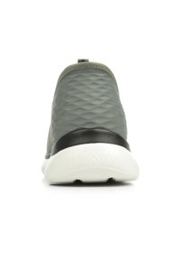 Baskets grises à enfiler avec une texture en motif de diamant, accents noirs et semelle blanche, conçues pour le confort et la simplicité d'utilisation.