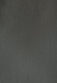Textil con una base gris oscura y un sutil patrón de diamante, que ofrece un aspecto texturizado con un acabado suave.
