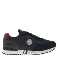 Navy blauwe sneaker met zwarte suède accenten, witte gespikkelde zool en rode hak. Bevat een logo in cirkelvormig ontwerp en contrasterende strepen.