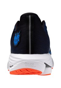 Blaue und schwarze Sportschuhe mit einem strukturierten Mesh-Obermaterial, einer Gummisohle, orangefarbenen Akzenten und einem Logos auf der Rückseite in Form eines Drachenkopfes.