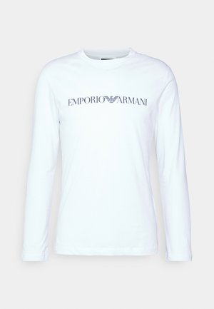 Witte katoenen t-shirt met lange mouwen, voorzien van een marineblauw "Emporio Armani" logo over de borst en een ronde hals.