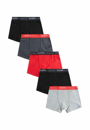 Päť párov pánskych boxeriek v čiernej, tmavosivej, červenej, čiernej a svetlosivej farbe, každé s elastickým pásom s označením značky v čiernej alebo červenej farbe.