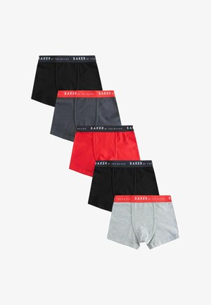 Cinque paia di boxer da uomo nei colori nero, grigio scuro, rosso, nero e grigio chiaro, ciascuno con elastici in vita firmati in nero o rosso.