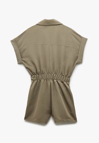 Jumpsuit verde oliva a maniche corte con colletto e vita elastica, caratterizzato da una silhouette rilassata e una texture del tessuto liscia.