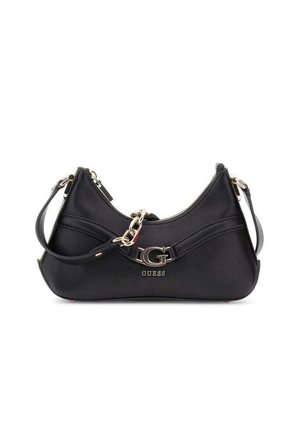 Černá kabelka Guess s zakřiveným tvarem, zlatým řetízkem a logem, jedním popruhem a horním zapínáním na zip.