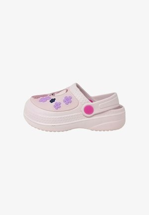 Zoccolo rosa chiaro con decorazioni floreali viola, bottone rosa sulla fascia, suola strutturata e cinturino regolabile sul tallone.