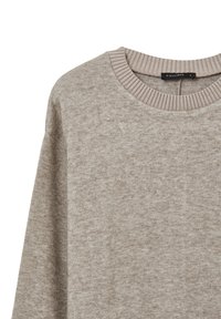 Beige gestrickter Pullover mit geripptem Rundhalsausschnitt und langen Ärmeln, hergestellt von Calliope, Größe S.