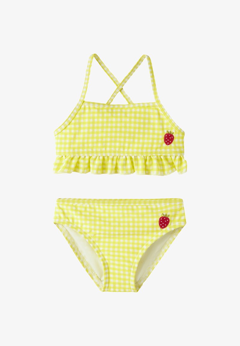 Maillot de bain deux-pièces vichy jaune et blanc avec haut à volants et patches fraises rouges sur le haut et le bas.
