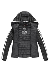 Veste noire matelassée avec capuche, présentant un matelassage horizontal, des bandes blanches sur les côtés et une étiquette de marque bien visible à l'intérieur.