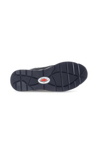 Semelle de chaussure navy en caoutchouc texturé pour une meilleure adhérence ; présente un design rembourré et un logo avec des accents rouges et blancs au centre.
