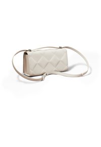 Borsa a tracolla imbottita di colore beige, dalla forma rettangolare, con una lunga tracolla e dettagli metallici, che presenta una texture liscia e un design minimalista.
