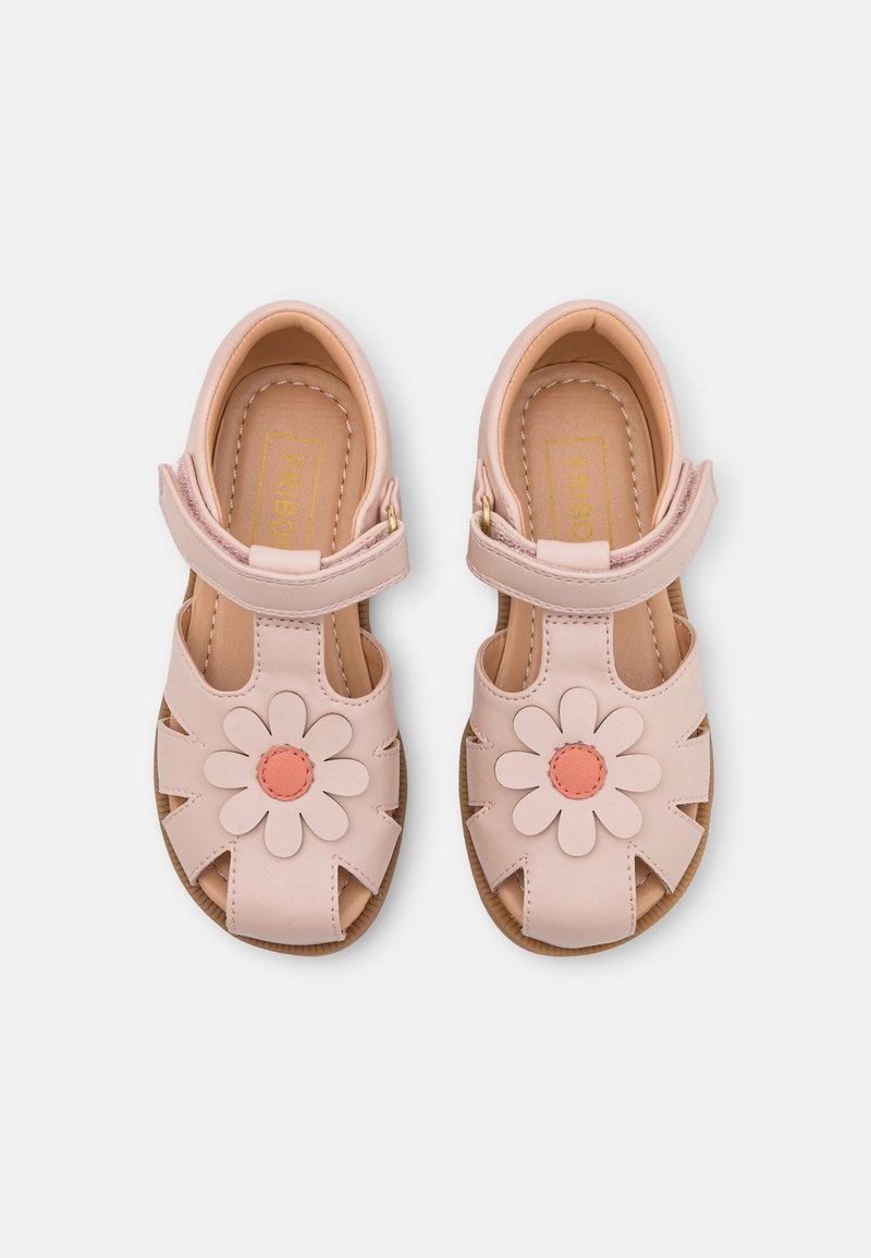 Paire de sandales roses pour tout-petits avec décoration fleurie sur le dessus et brides de cheville ajustables, vues de dessus sur fond blanc.