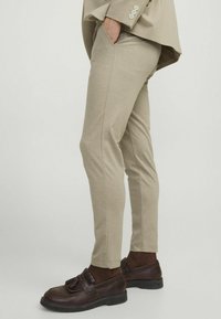 Jack & Jones JPSTMARCO JJCOOPER - Chino hlače - crockery