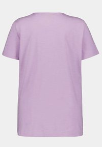 Ljuslila t-shirt med kort ärm, lös passform, rund halsringning, slät yta, utan synliga logotyper eller mönster på baksidan.