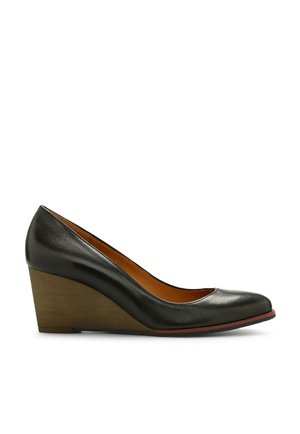 Zwarte leren pumps met een gesloten, puntige neus en een houten textuur sleehak.