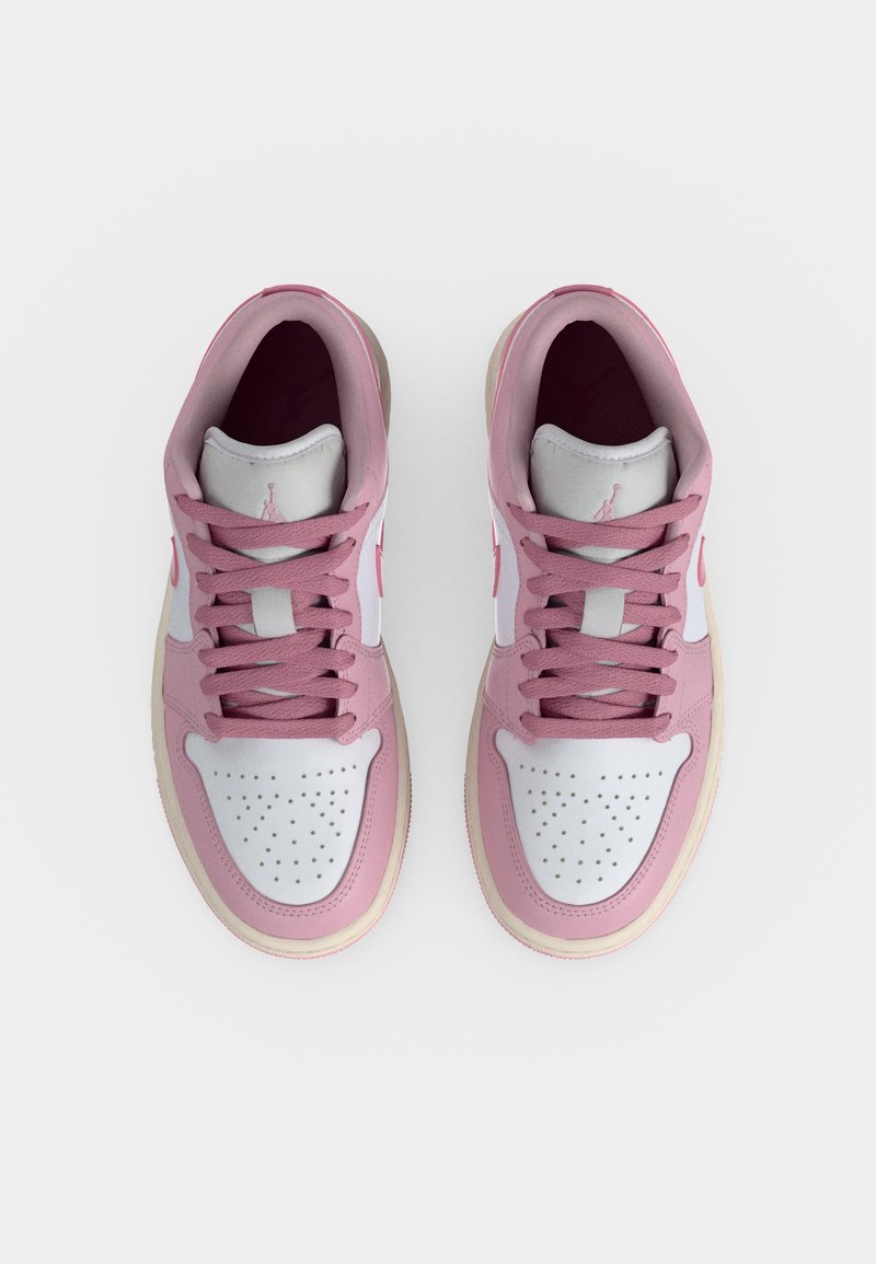 Paar rosa und weiße Sneakers mit Schnürsenkeln von oben auf weißem Hintergrund.