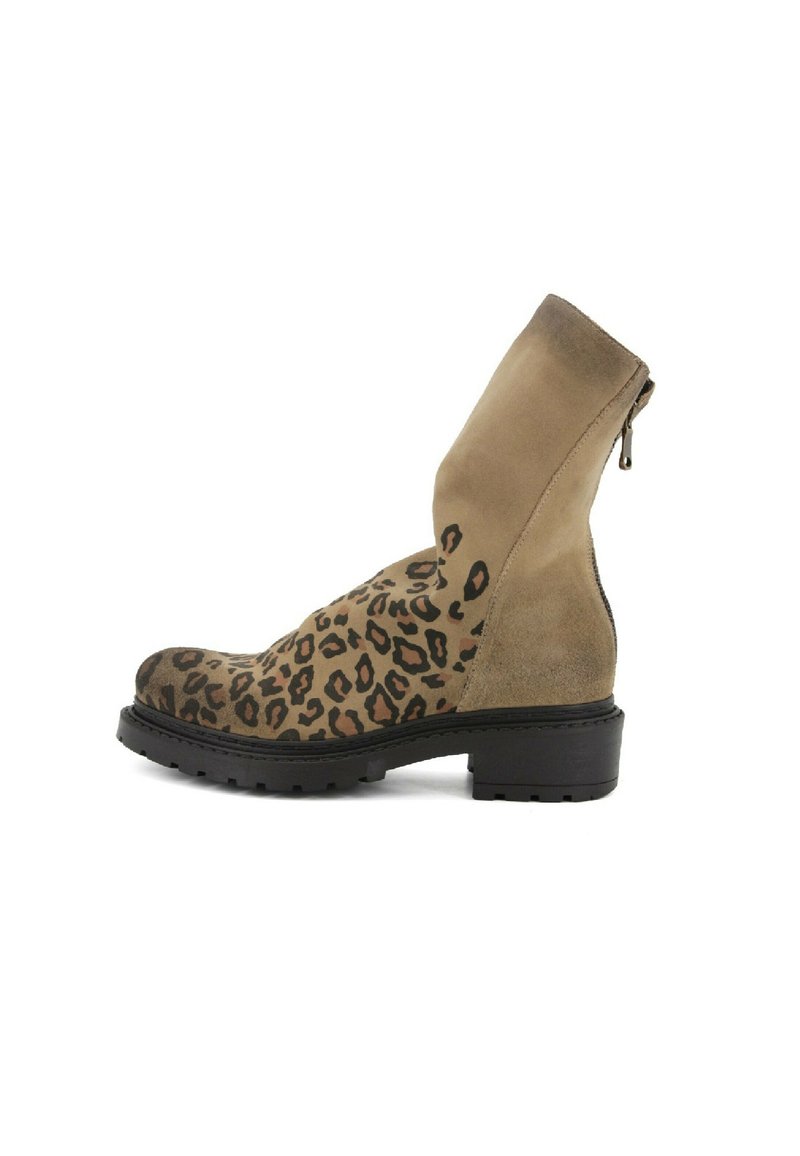 Stivale alla caviglia marrone con un design a stampa leopardata sulla punta, caratterizzato da una parte superiore liscia color tan e una robusta suola nera in gomma. Chiusura con zip sul retro.