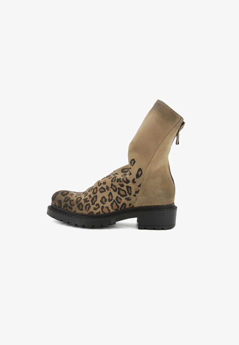 Stivale alla caviglia marrone con un design a stampa leopardata sulla punta, caratterizzato da una parte superiore liscia color tan e una robusta suola nera in gomma. Chiusura con zip sul retro.