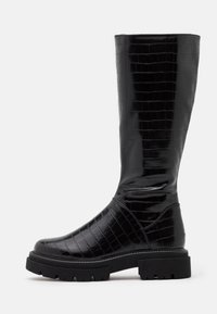 Czarne ciężkie botki ze skóry z wytłoczeniem w kształcie krokodyla, sięgające za kolano, z masywną gumową podeszwą i okrągłym noskiem, o gładkim, błyszczącym wykończeniu.
