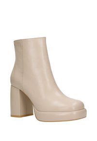Stivale alla caviglia in pelle beige con punta tonda, tacco a blocco spesso e finitura liscia, mostrato su uno sfondo bianco.