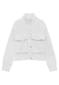 Biała kurtka dżinsowa z wysokim kołnierzem, dwoma przednimi kieszeniami z patkami oraz zapięciem na zatrzaski. Projekt obejmuje długie rękawy i krótki krój.