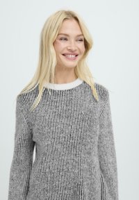 Hallilised halli ja valge triibuline kampsun, millel on pikad varrukad ja ümmargune kaelus, tekstuuriga viimistlus ja külgmised lõhud.