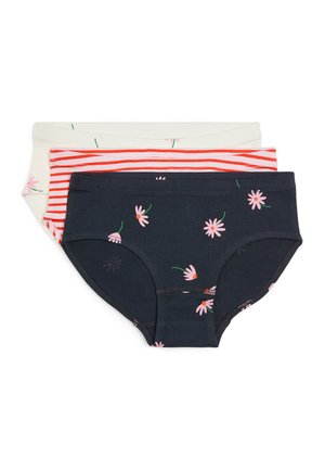 Trois paires de sous-vêtements en coton pour filles, bleu marine avec des fleurs roses, blanc avec des fleurs roses et blanc avec des rayures rouges, empilés et étalés à plat.
