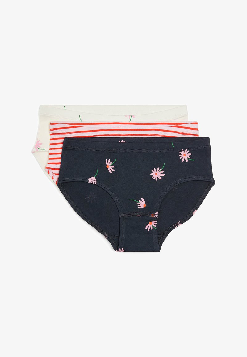 Trois paires de sous-vêtements en coton pour filles, bleu marine avec des fleurs roses, blanc avec des fleurs roses et blanc avec des rayures rouges, empilés et étalés à plat.