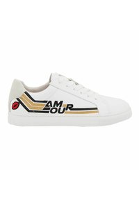 Baskets blanches avec des rayures noires et dorées, comportant le texte « AMOUR » et un graphisme de lèvres rouges. Fabriquées en cuir et en caoutchouc, avec une texture lisse.