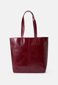 Burgundska usnjena torba z dvema naramnicama, pravokotne oblike, gladke teksture in minimalističnega dizajna z navpičnim šivanjem.