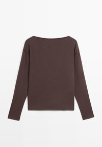 Donkerbruin langärmelig shirt met een brede boothals en een rechte zoom, plat uitgespreid op een witte achtergrond.