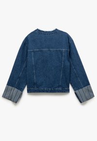 Jeansjacka med blå tvätt, croppad design och randiga manschetter. Har en fransad halsringning och detaljering på bakstycket.