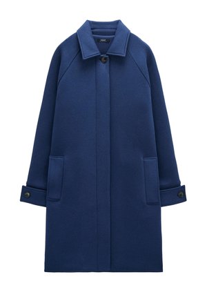 Średniej długości granatowy wełniany płaszcz z kołnierzem, pojedynczym górnym guzikiem, dwoma przednimi kieszeniami oraz mankietami na guziki przy długich rękawach.