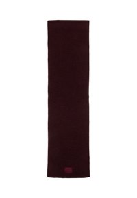 Écharpe en tricot côtelé bordeaux de forme rectangulaire avec un patch logo subtil en bas, fabriquée à partir d'un tissu doux et texturé.