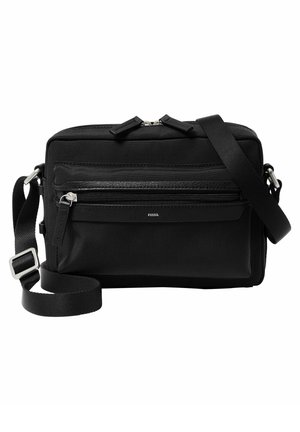 Czarna torebka crossbody Fossil wykonana z trwałego materiału, z zamykanym na zamek głównym przedziałem, przednią kieszenią, regulowanym paskiem i srebrnymi akcentami.