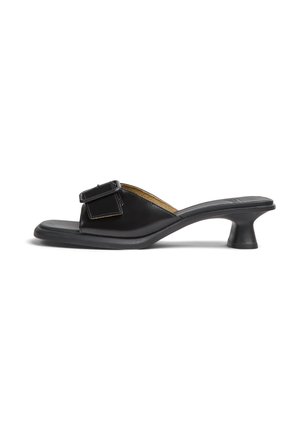 Sort åben tå-mule sandal med lille udvidet hæl og bred rem med stor rektangulær spænde.