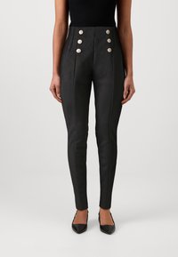 Pantalons taille haute noirs en simili cuir, dotés de quatre boutons décoratifs, de poches avant et d'un design ajusté avec une texture lisse.