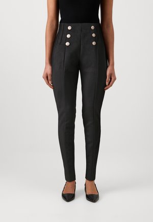 Pantaloni neri a vita alta in finta pelle, con quattro bottoni decorativi, tasche frontali e una vestibilità slim con texture liscia.