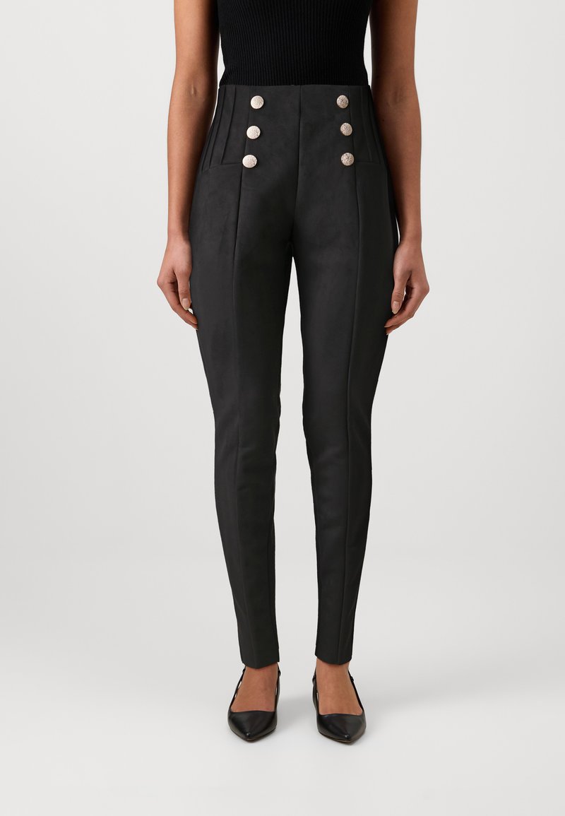 Pantalons taille haute noirs en simili cuir, dotés de quatre boutons décoratifs, de poches avant et d'un design ajusté avec une texture lisse.